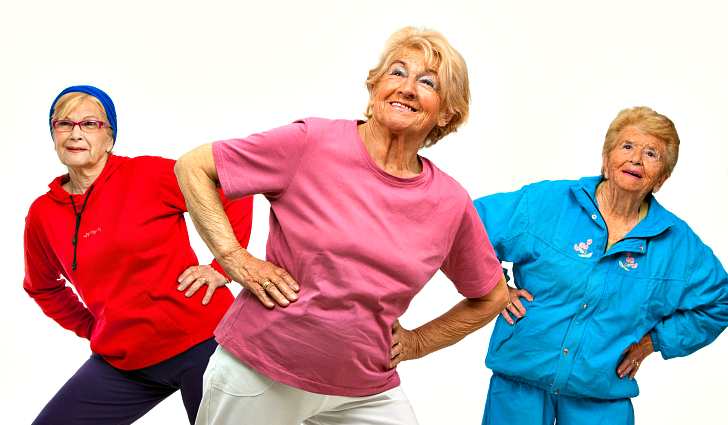 Пожилые женщины занимаются гимнастикой