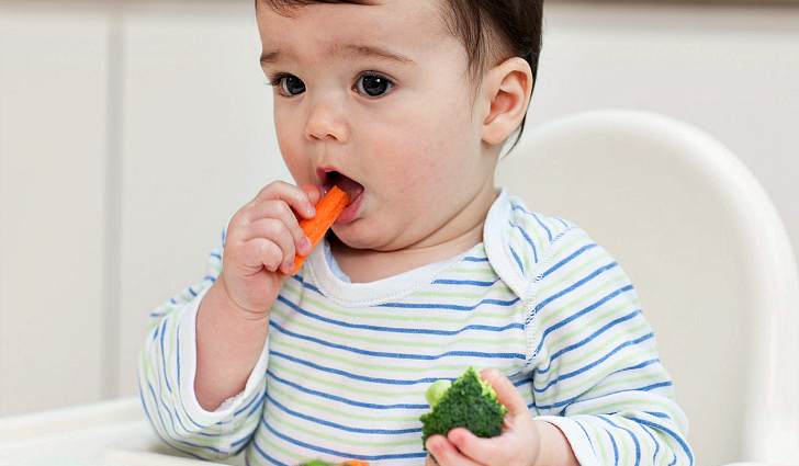 Ребенок кушает овощи